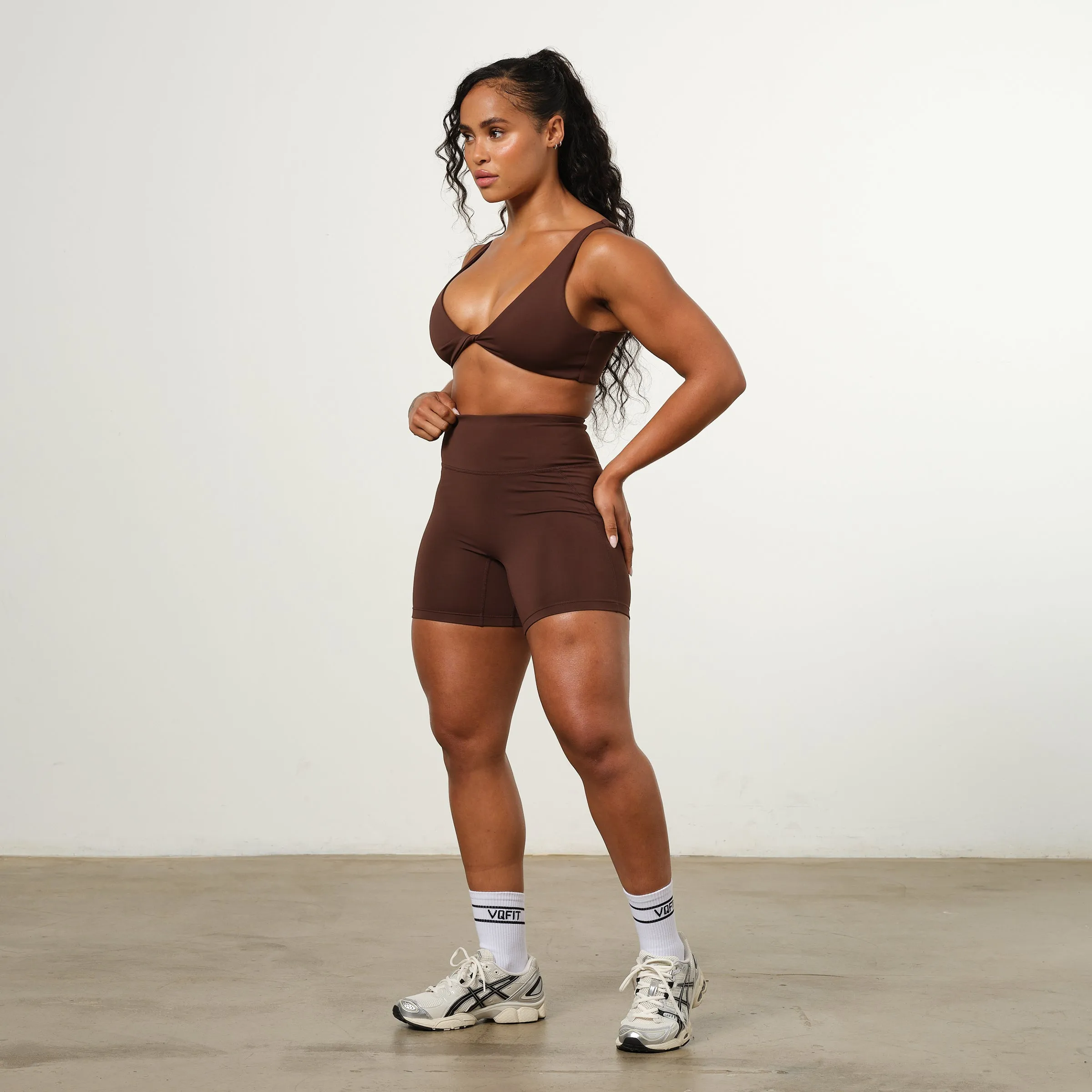 Removable straps VANQUISH ENHANCE COFFEE BROWN TWIST FRONT BRA