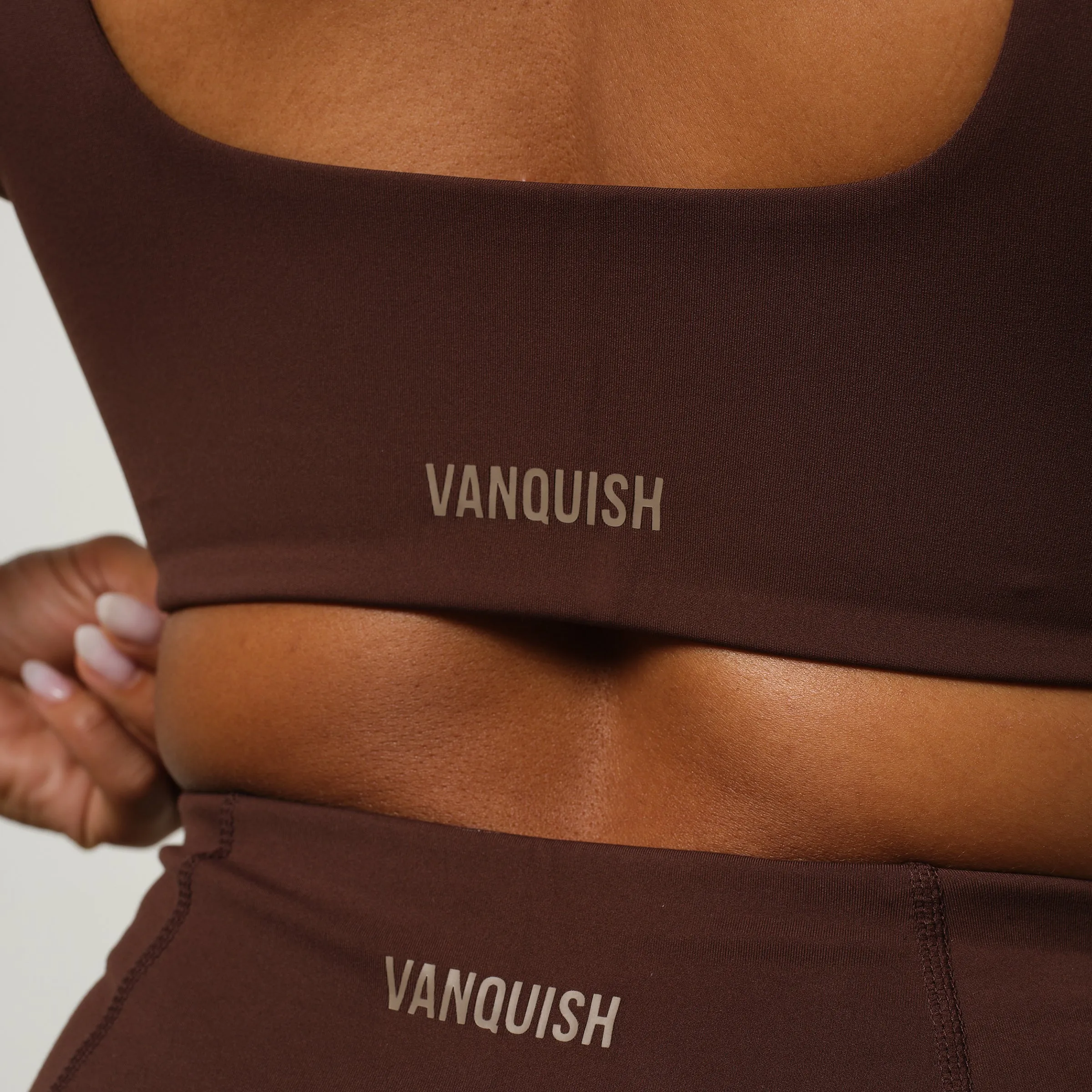 Comfortable Structure VANQUISH ENHANCE COFFEE BROWN TWIST FRONT BRA