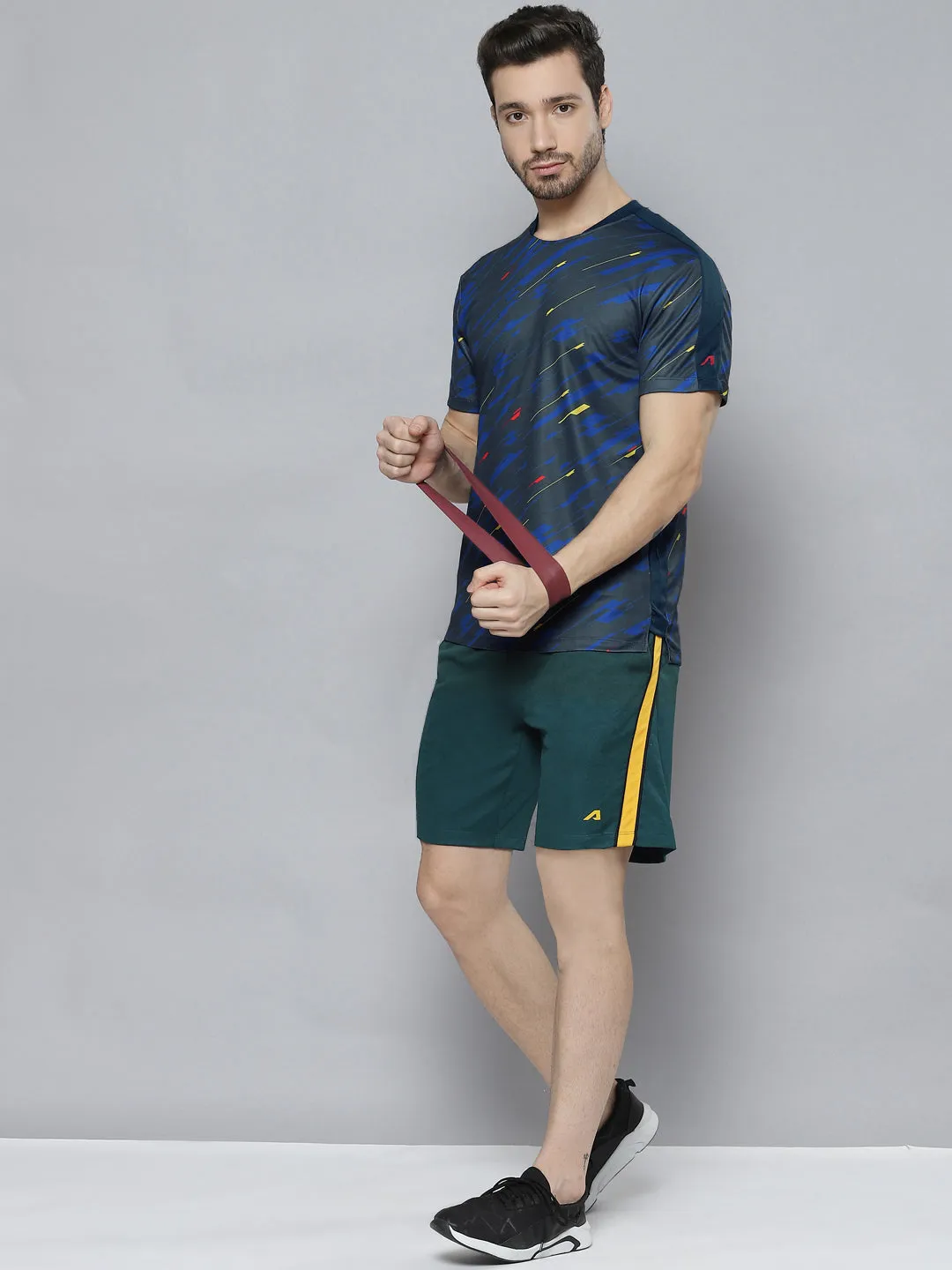 TemperatureRegulating Alcis Men Blue  Yellow Abstract Printed T-shirt