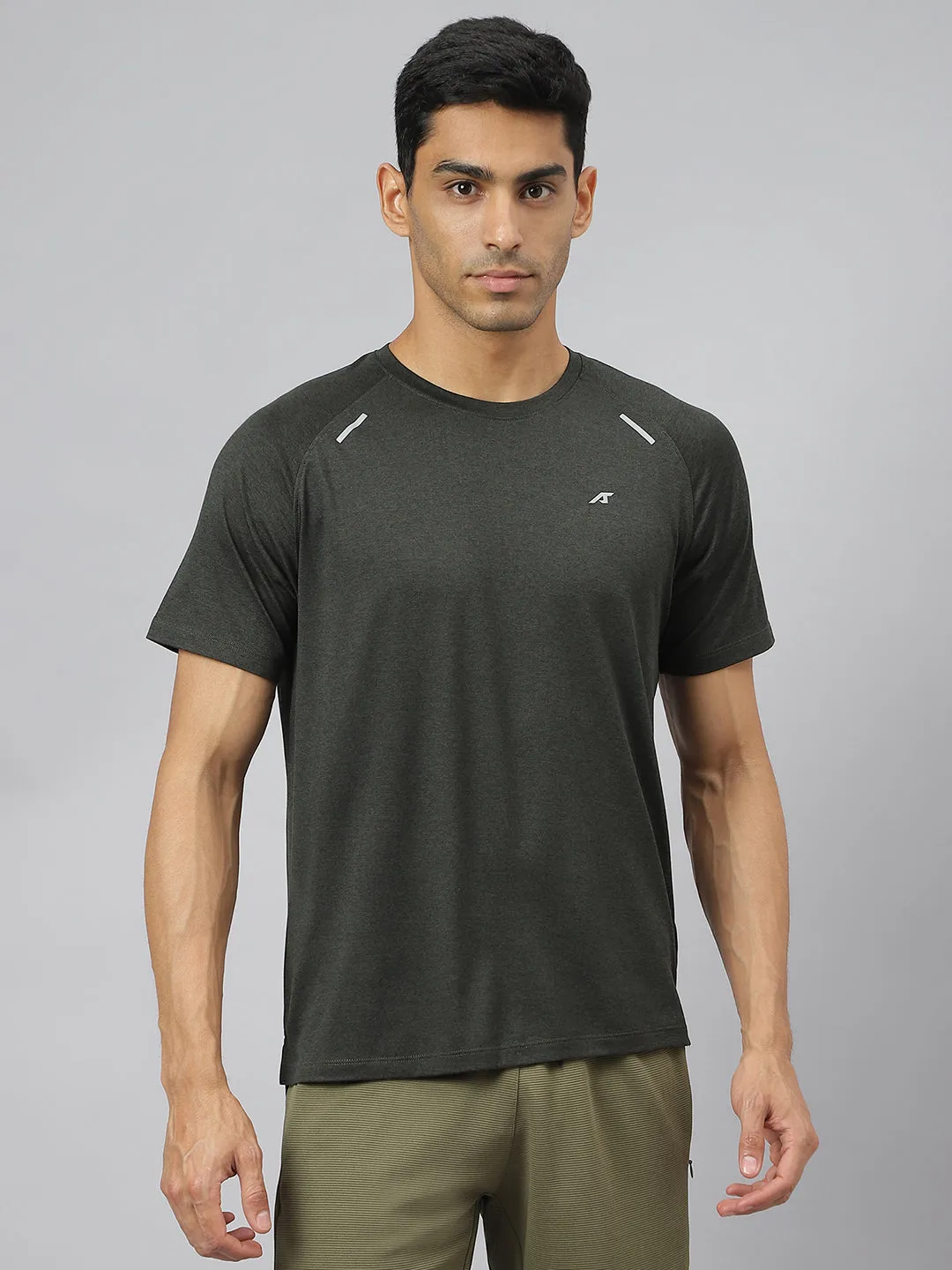 pack light Alcis Men Olive & Black Soft-Tech Anti-Static Slim-Fit Athleisure T-Shirt