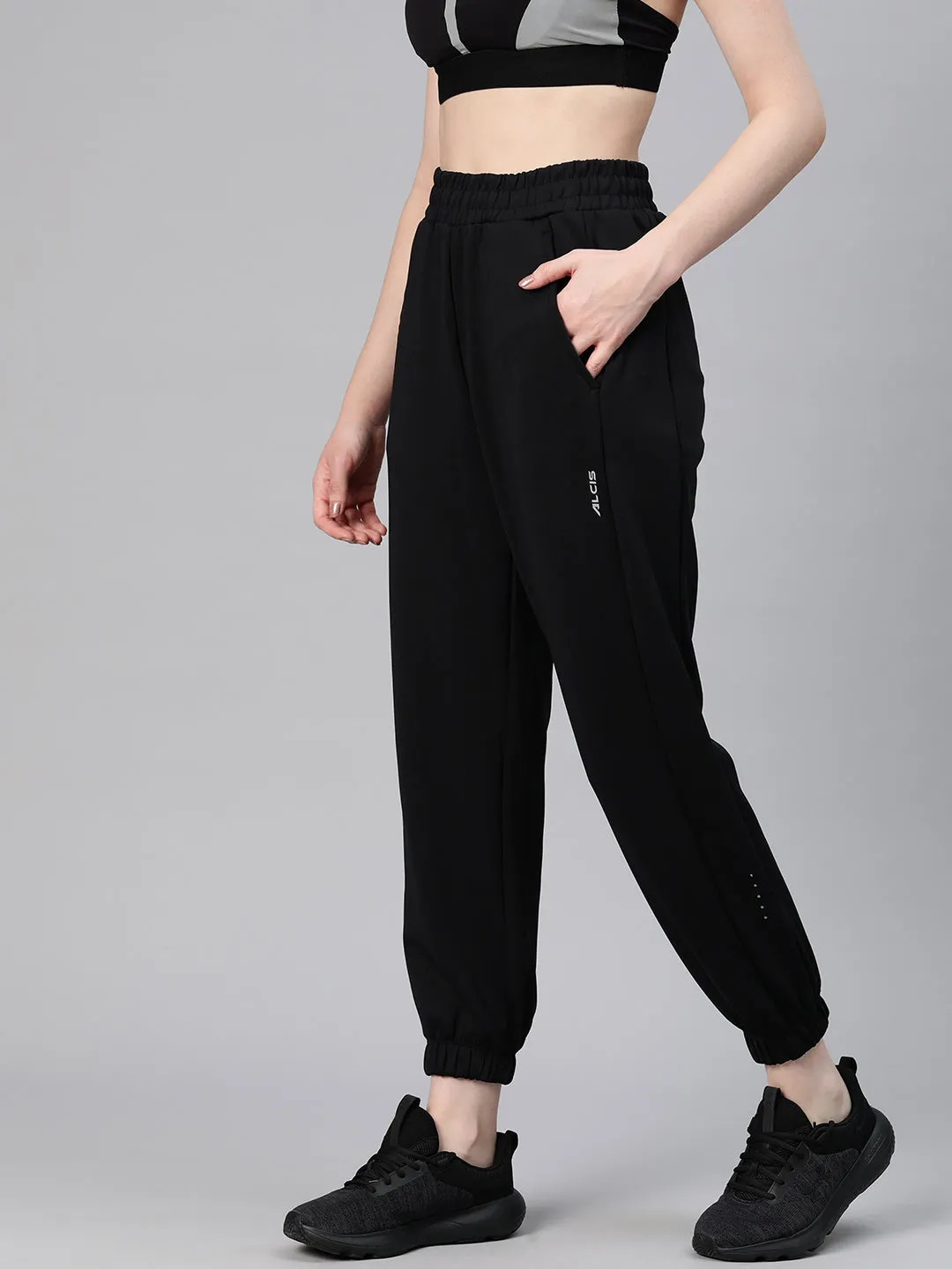 Alcis Women Solid Regular-Fit Joggers AdjustableWaistband AbrasionResistantPanels