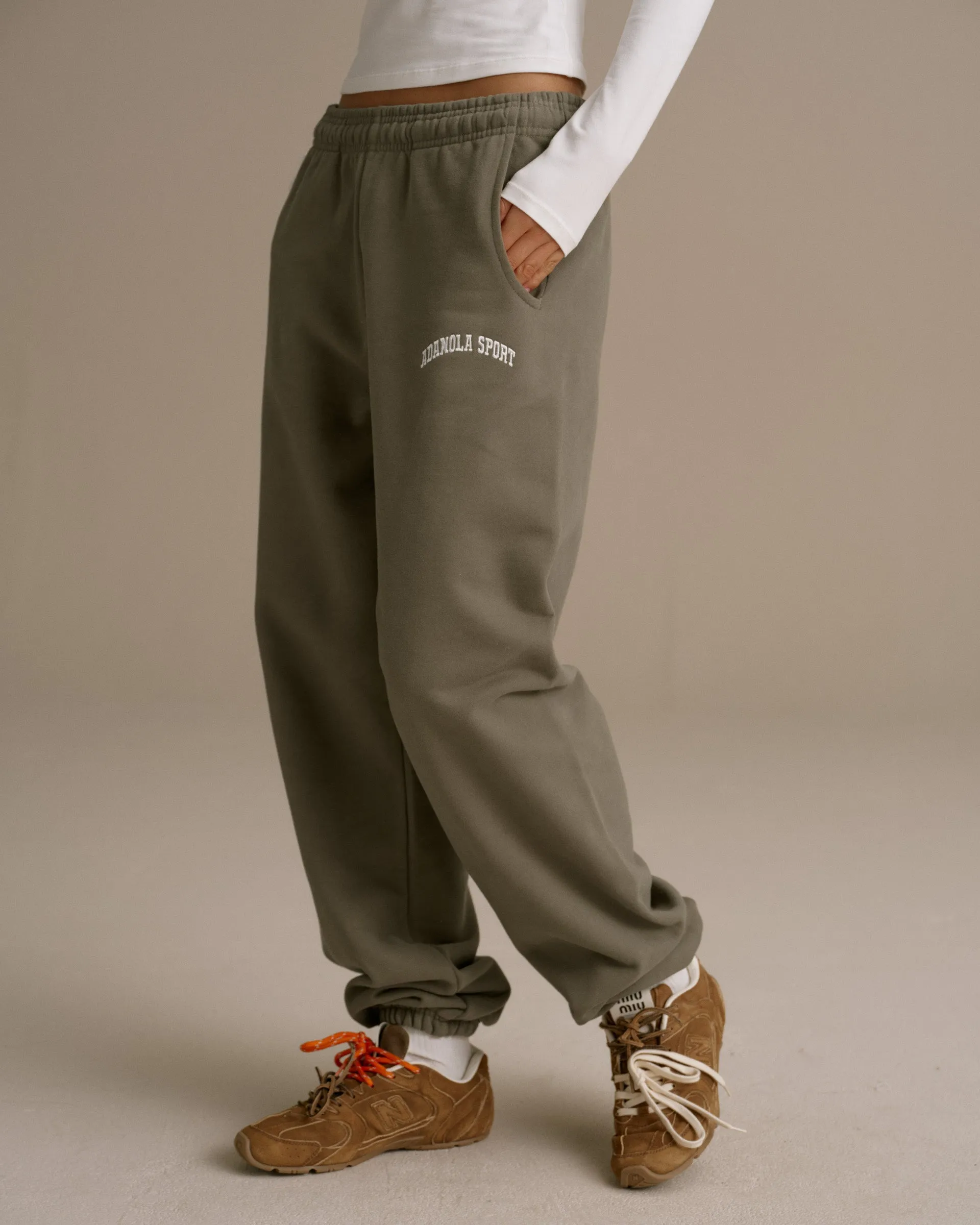 Simple Silhouette Comfort-First AS Sweatpants - Olive Green