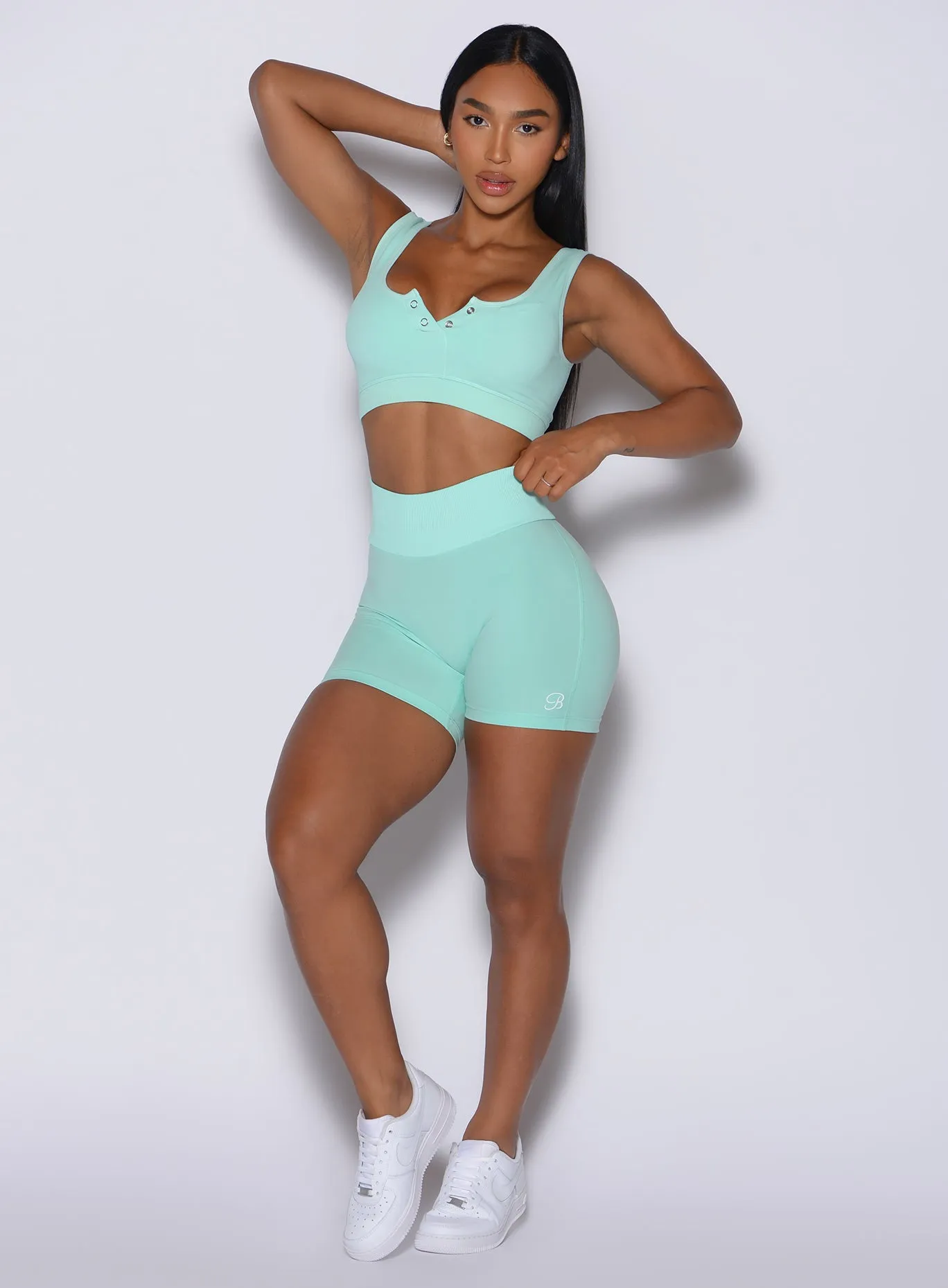 Wrinkle Free Weave Sneakers Figure Scrunch Shorts
