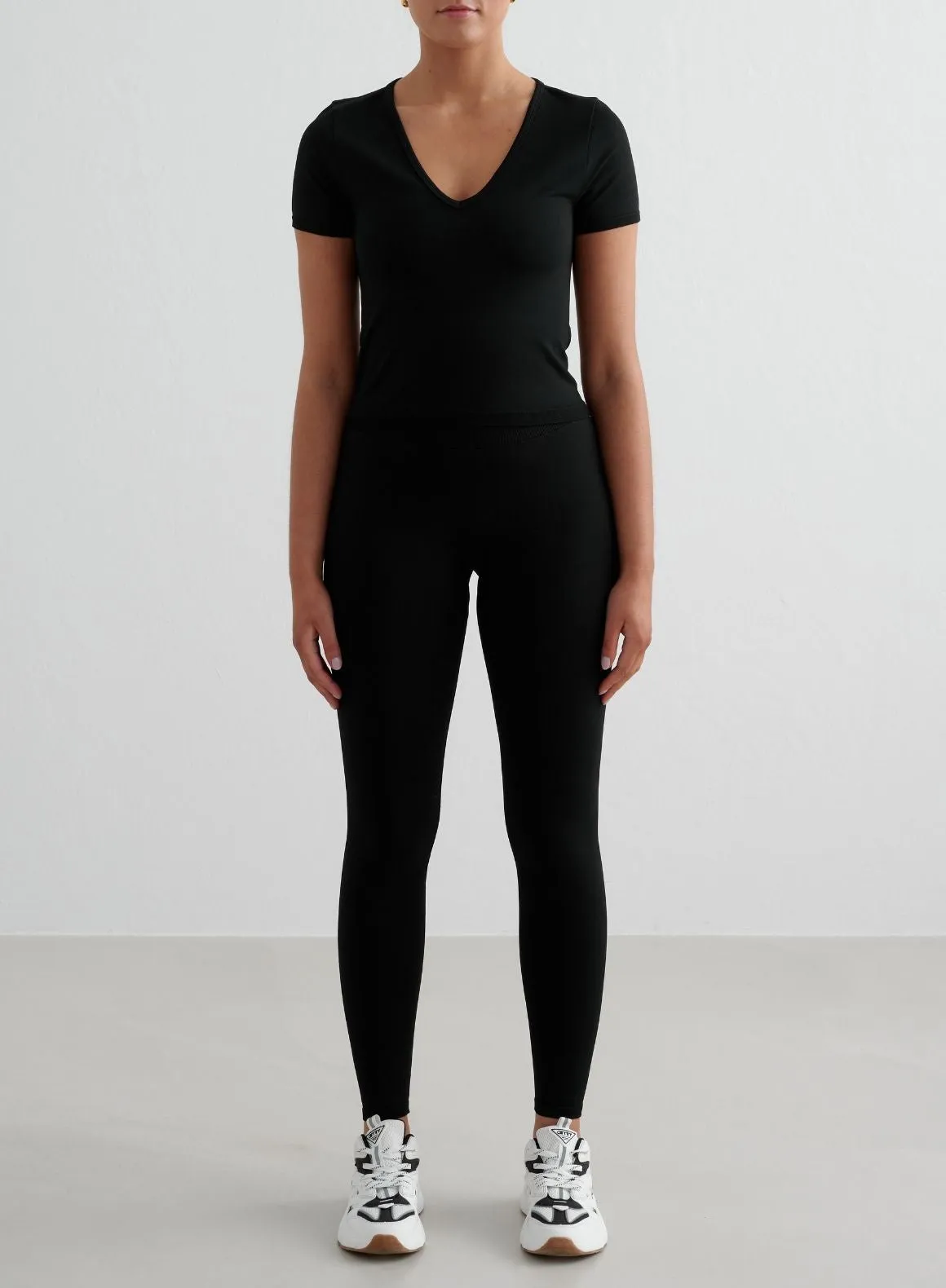 Black Shape Seamless Short Sleeve Airflow Ventilation Compact Stitch Pattern
