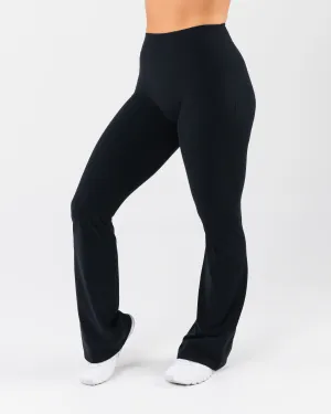 Everyday Core Flared Pant - Black Total Fit
