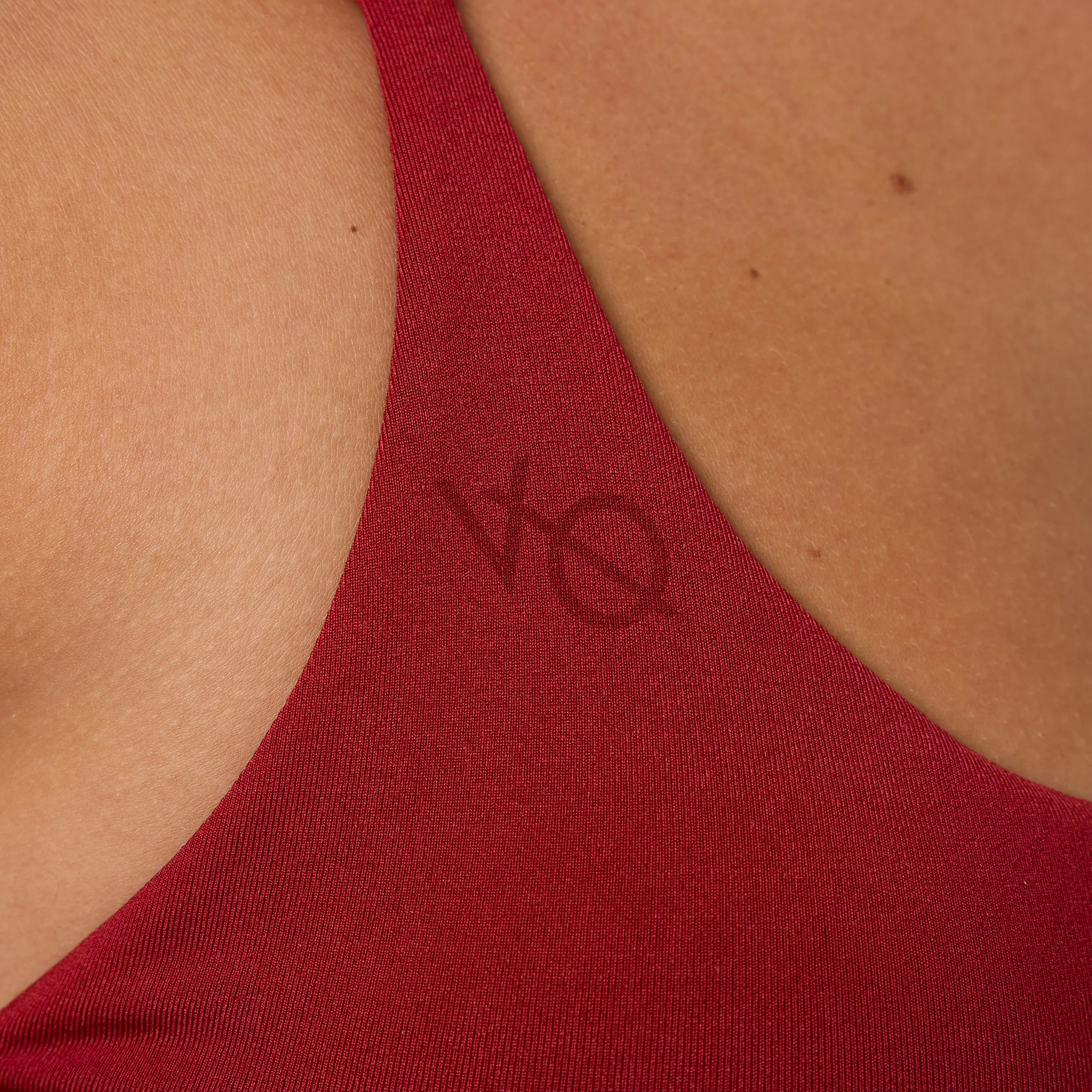 Vanquish Elevate V2 Scarlet Red Seamless Cross Back Minimal Bra Non-Slip Design Adjustable Hook Closure