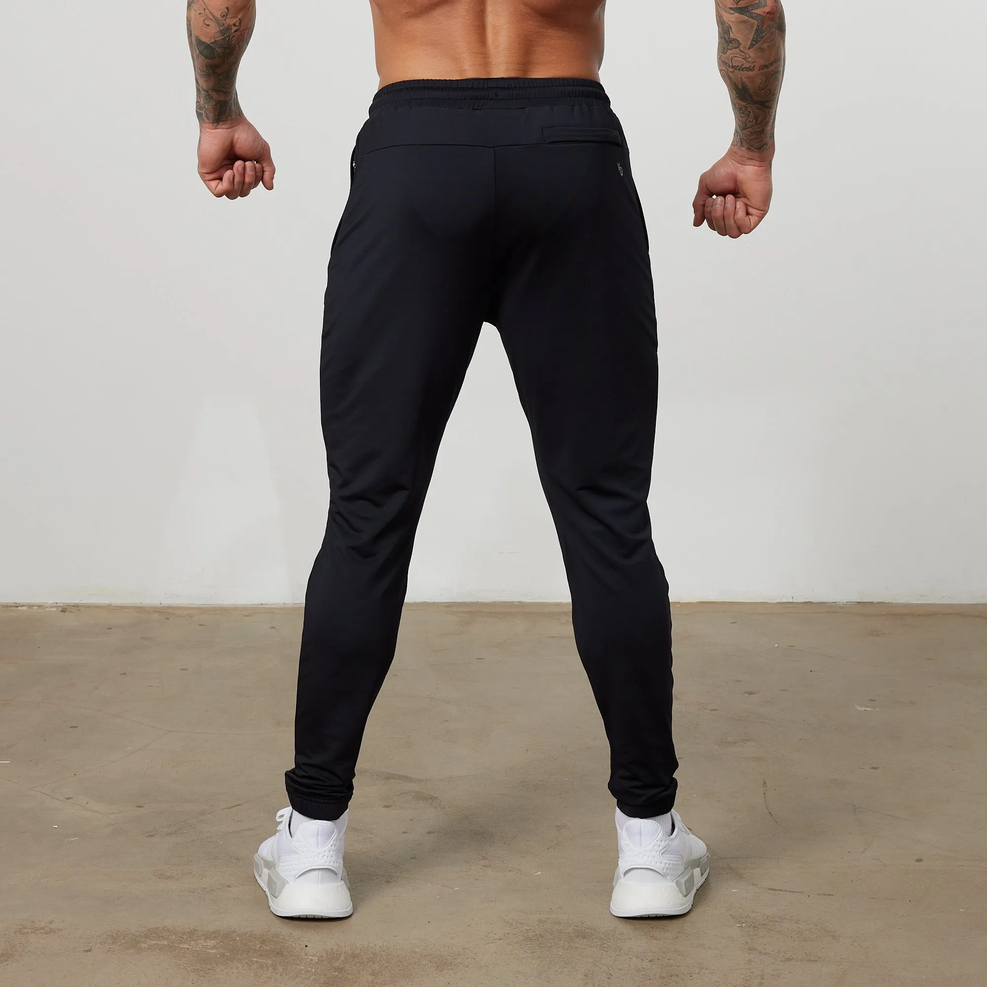 Reflective details Multi Pocket System Vanquish Essential Black Performance Sweatpants