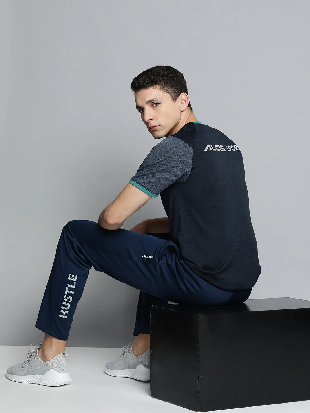 Alcis Men Colourblocked Dry Tech Slim Fit T-shirt ConvertibleStyle Hero Glow