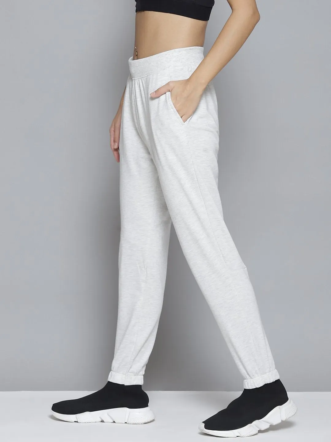 SeamlessConstruction Slim Silhouette Alcis Women White Solid Slim-Fit Joggers