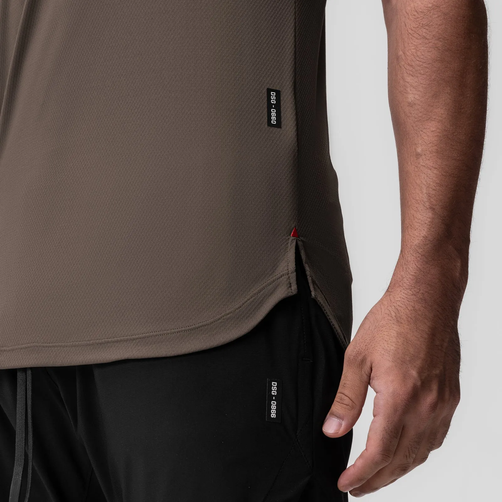 Non Iron Finish 0660. AeroSilver? Established Tee - Deep Taupe