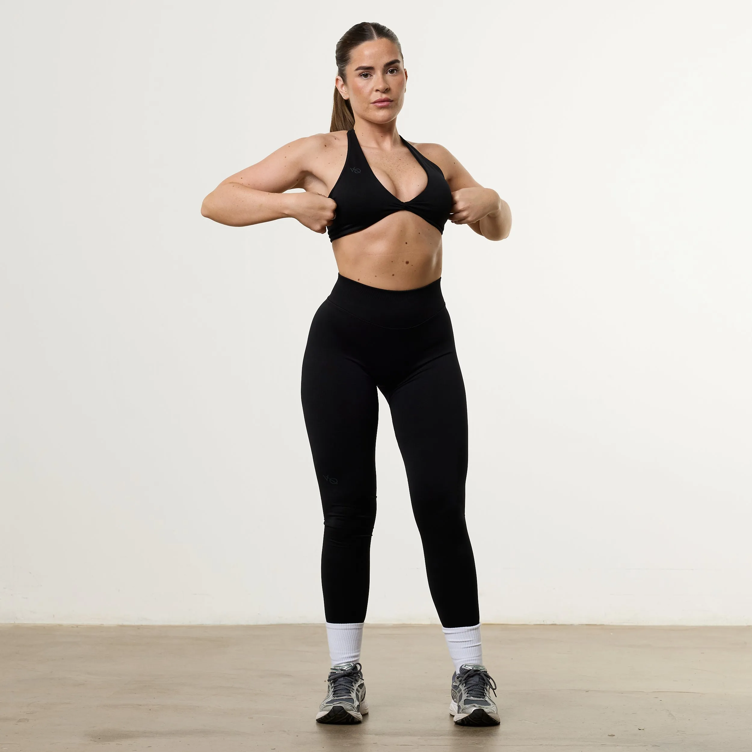 Modern fitness gear Vanquish Elevate V2 Black Seamless Twist Front Bra