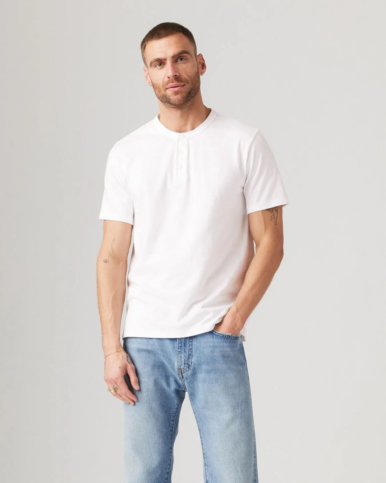 All Round Fit Nature Lover Outdoor Adventure Autumn Days Levi's? S/S Housemark Henley - White