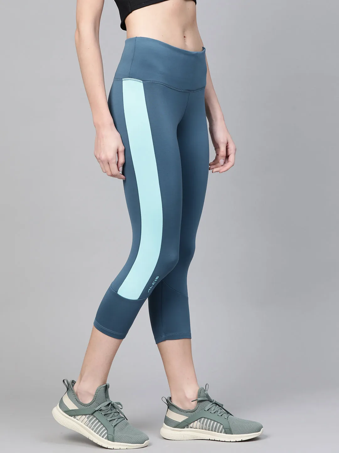 Alcis Women Teal Blue Solid Three-Fourth Training Tights Ultra Light Budget Friendly
