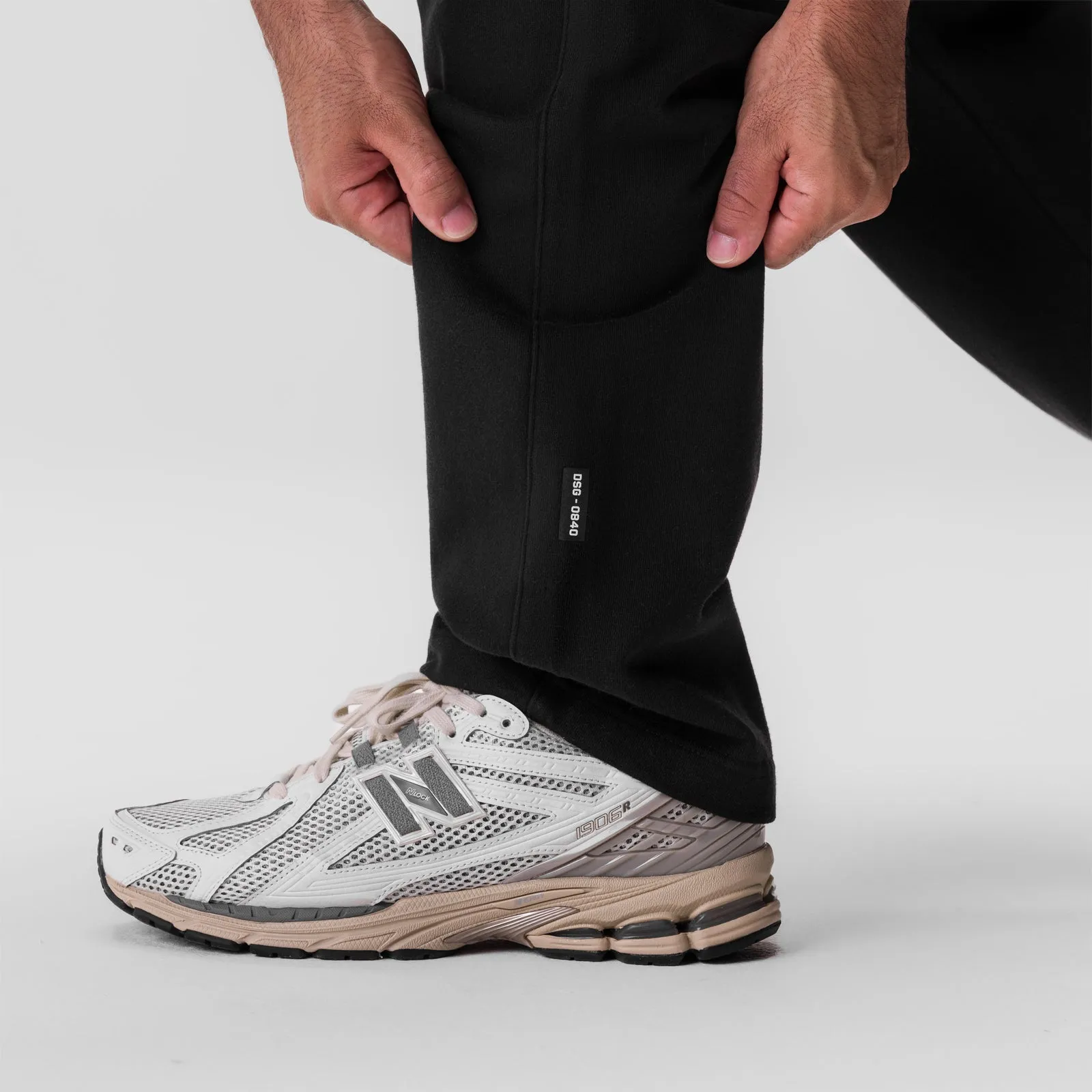 anti slip grip Comfortable Leg 0840. Tech Essential? Straight Leg Sweats - Black