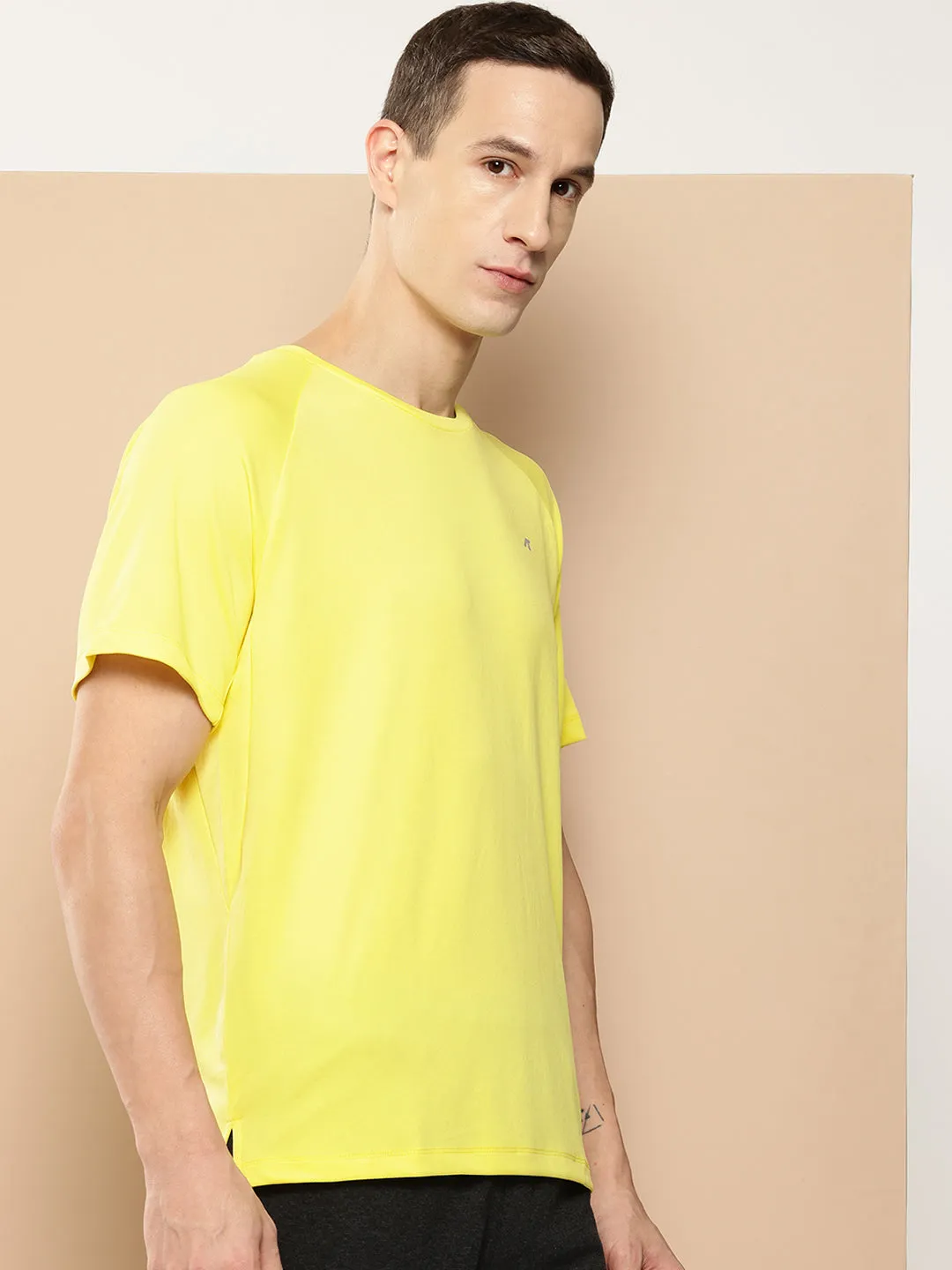 On The Move Tee Young Edge Zipper Closure