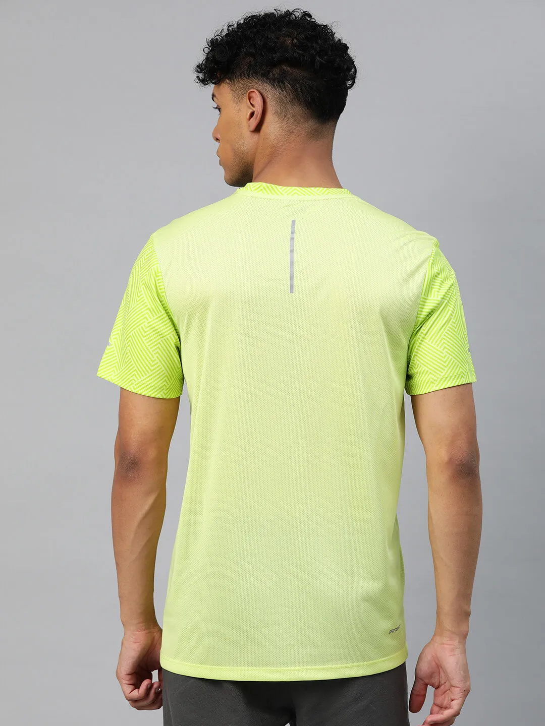 Alcis Men Green Printed Anti Static Slim Fit T-shirt Tropical Glow NonRestrictiveSilhouette