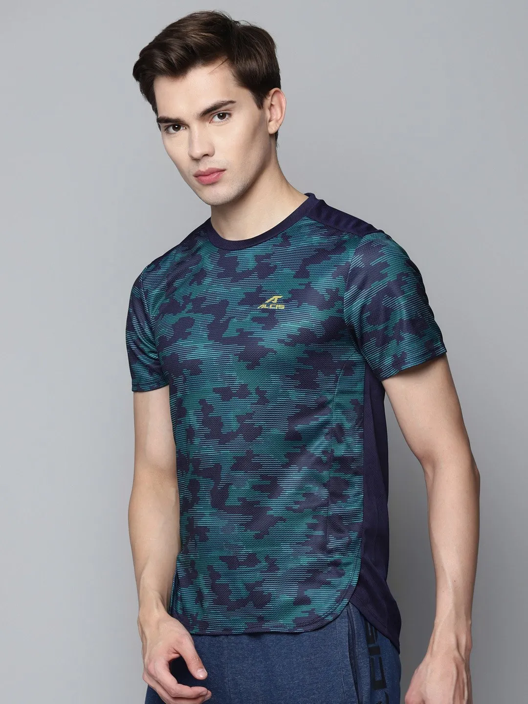 Alcis Men Blue Solid Slim Fit T-shirt FadeResistant Color HighNeckStyle