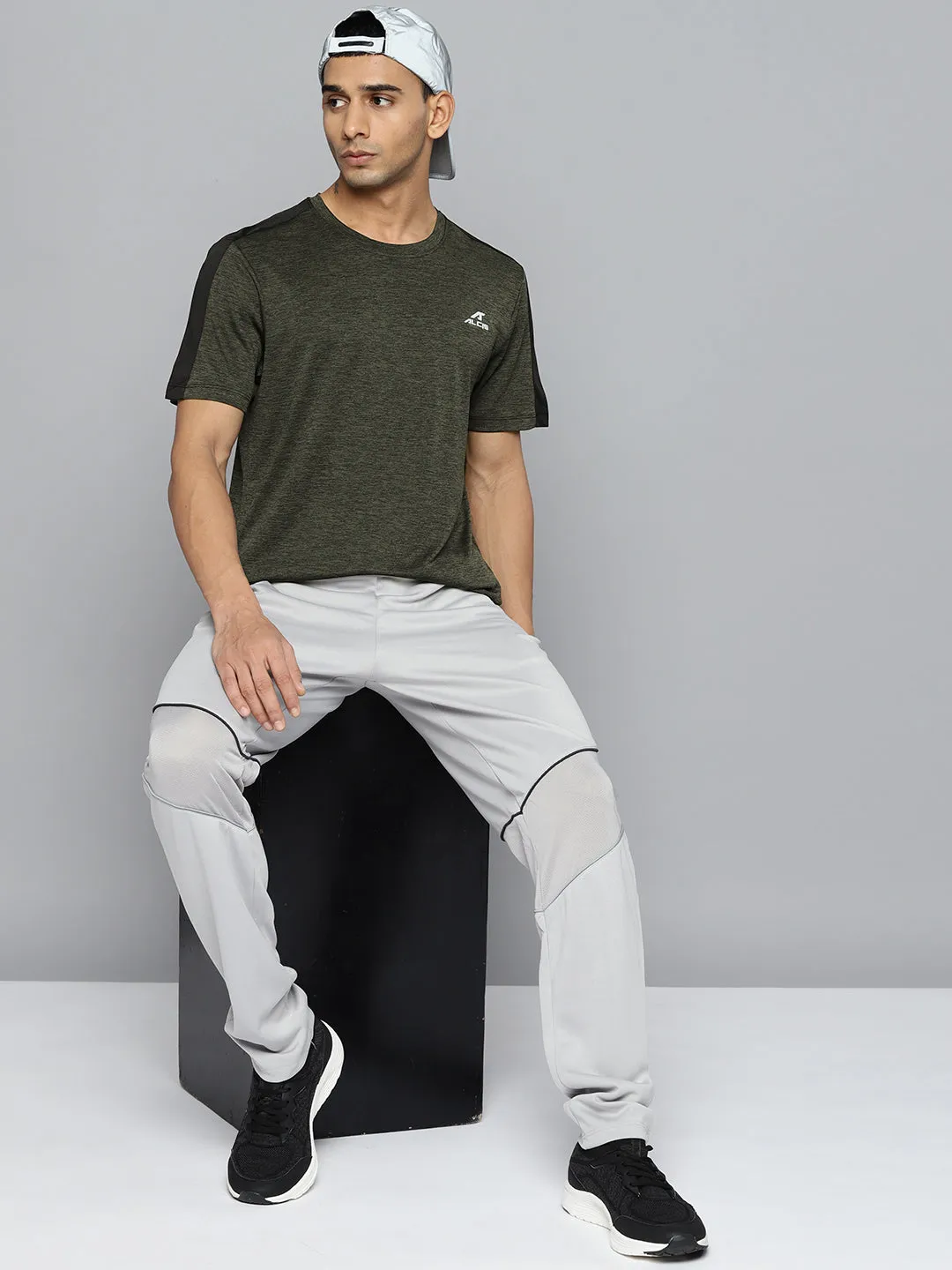 Alcis Men Olive Green Solid Slim Fit T-shirt Regular Fit