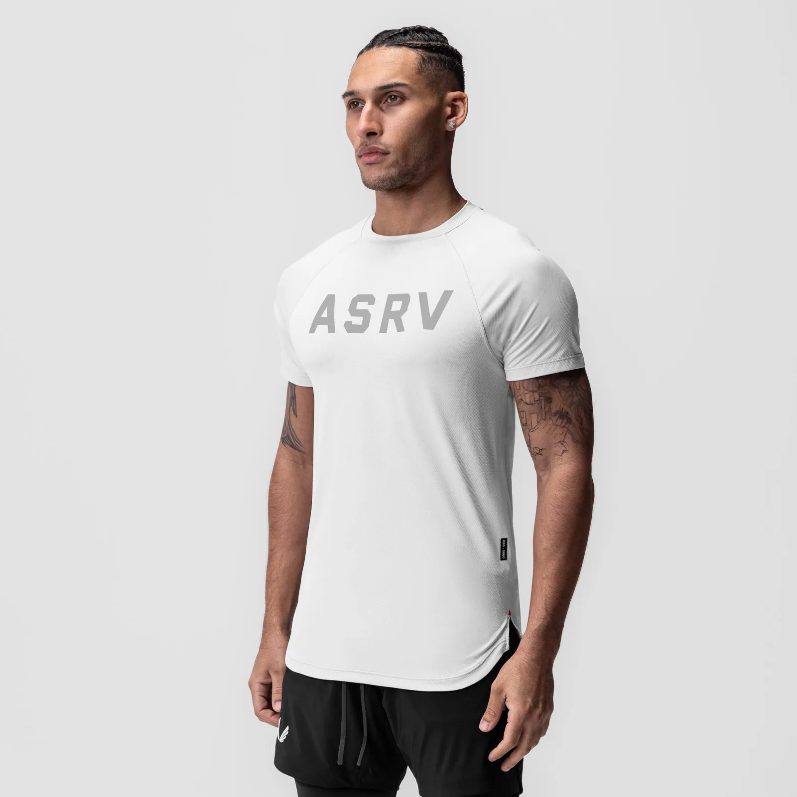 Versatile Outfit Easy Style 0660. AeroSilver? Established Tee - White "Reflective ASRV"