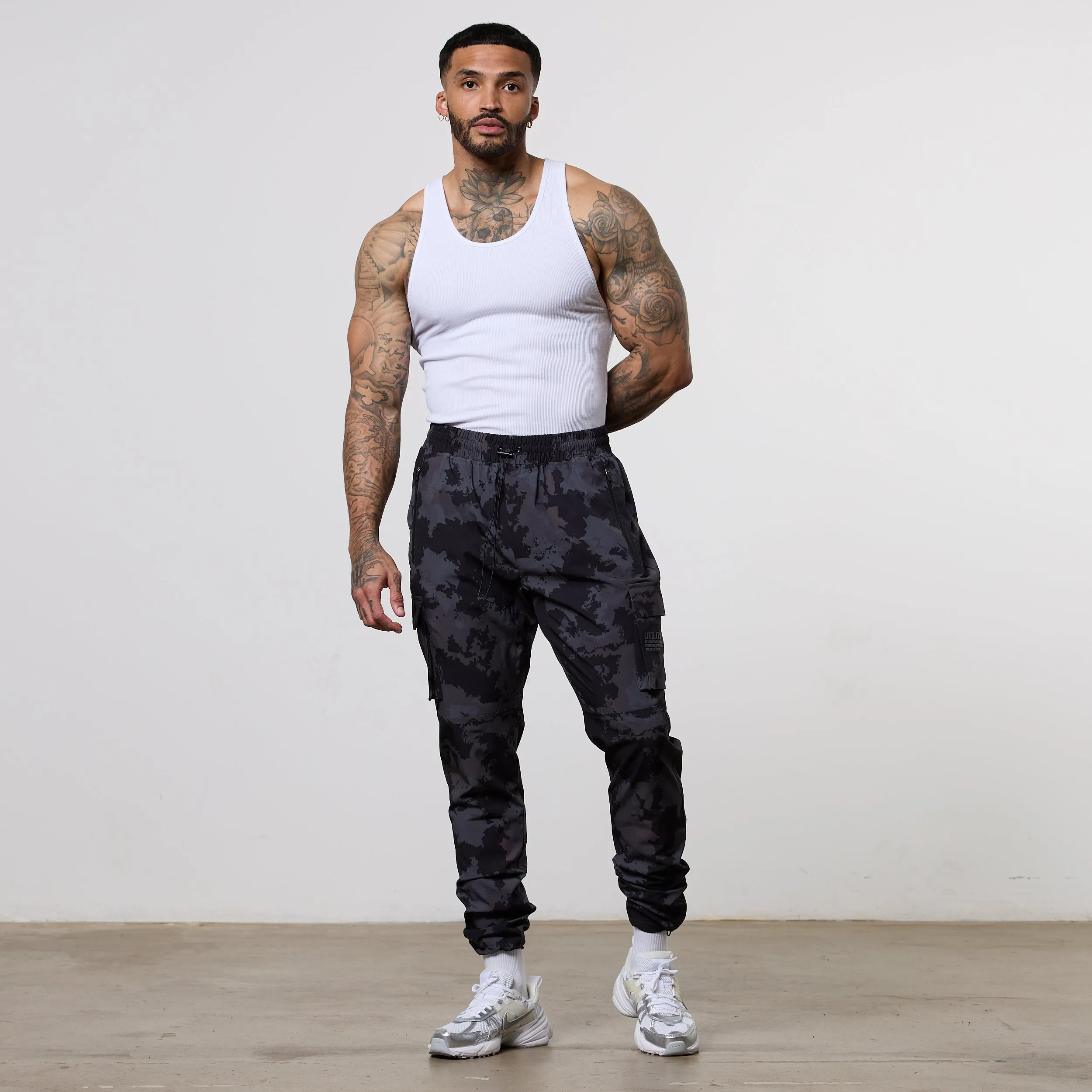 Vanquish Utility Black Camo Tapered Cargo Pants Flexible Knee Panels Layer Essential