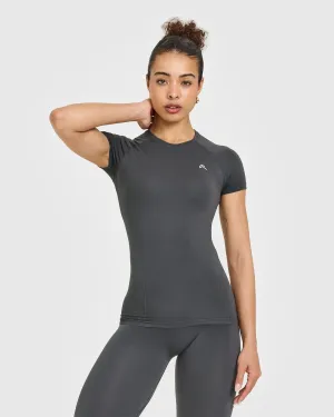 MultiPocketDesign Sustainable Base Go To Seamless Fitted Top | Coal All Motion