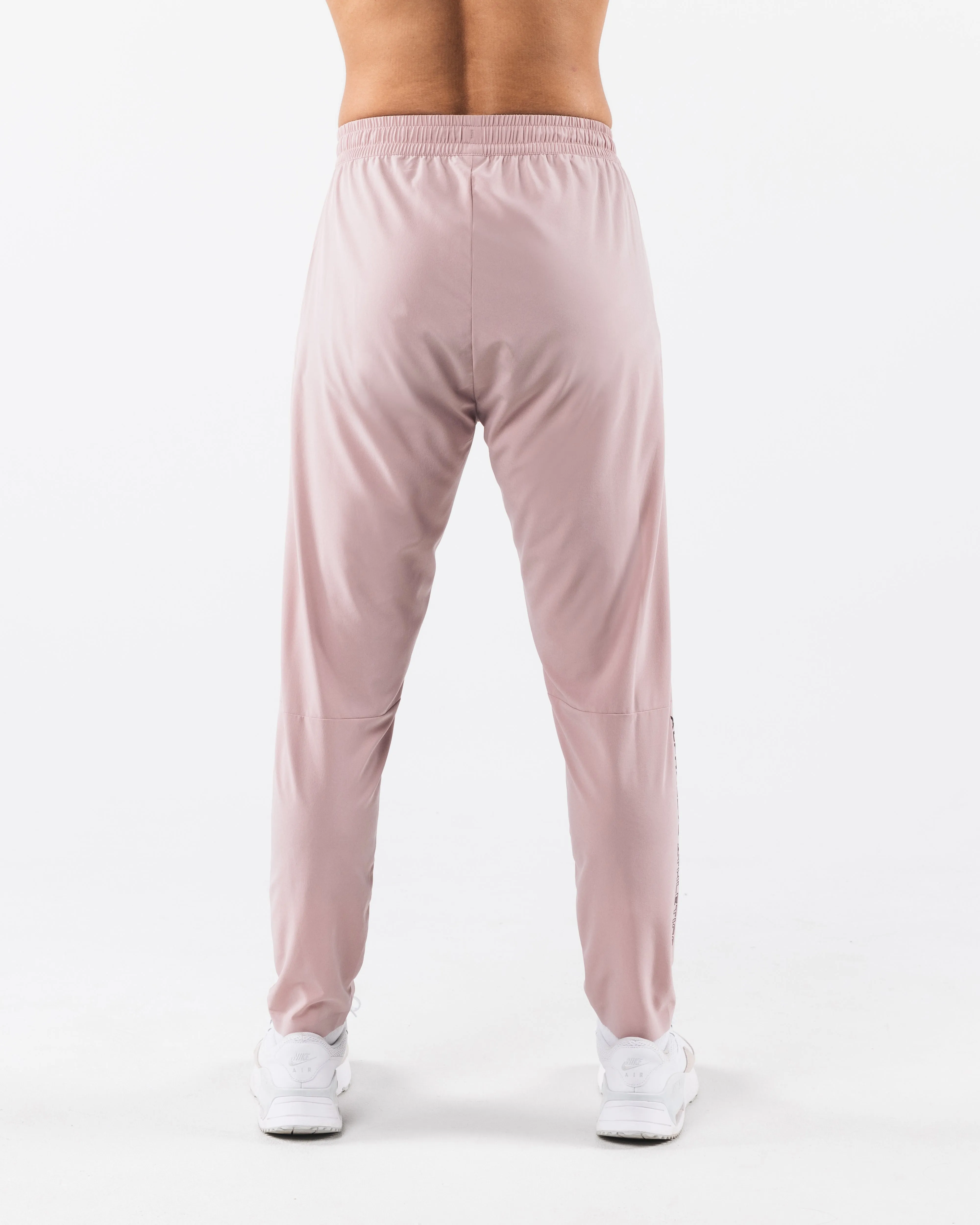 Core Essential NonChafingLegs Swift Training Pant - Porcelain