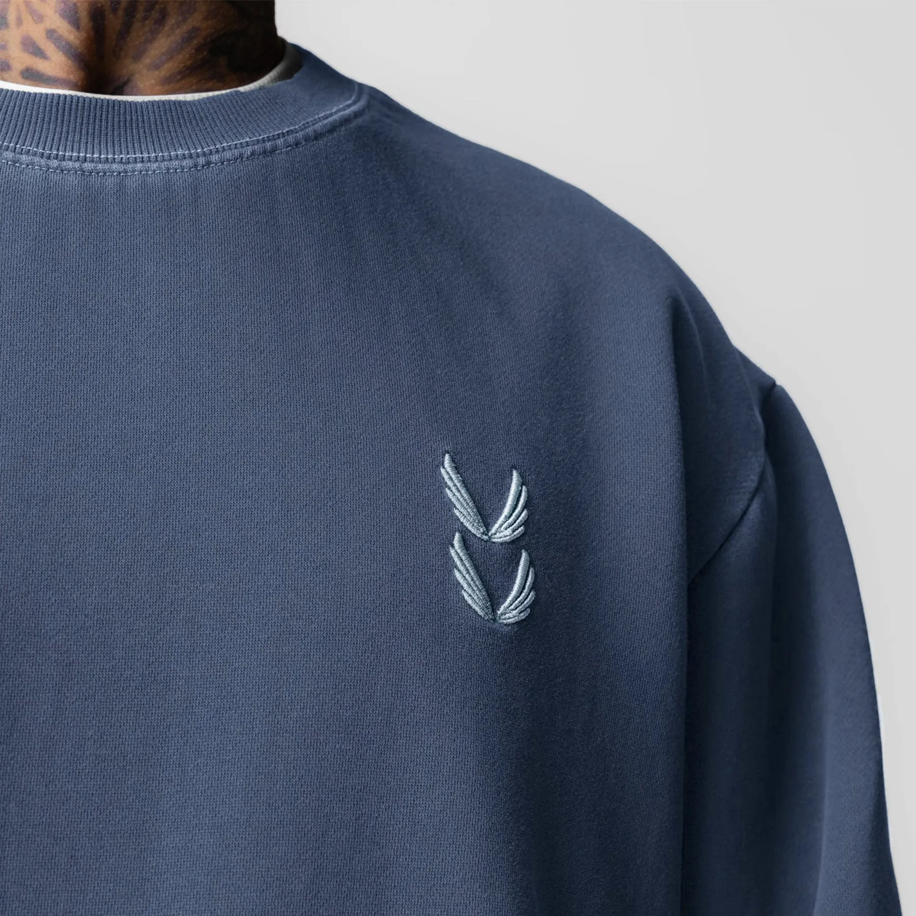 Casual Outfit 0861. Tech Essential? Distressed Crewneck - Faded Navy