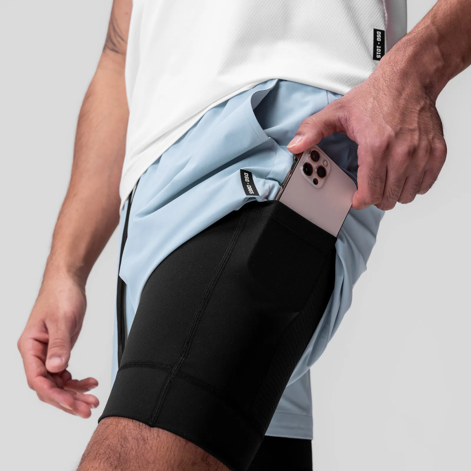 0865. Tetra-Lite? 5" Liner Short - Light Sky "Wings"/Black Gusseted Crotch petite size