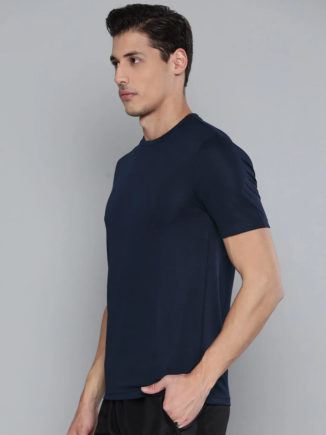 Universal Clasp Mechanism AntiPilling Technology Alcis Men Solid Blue Round Neck T Shirt