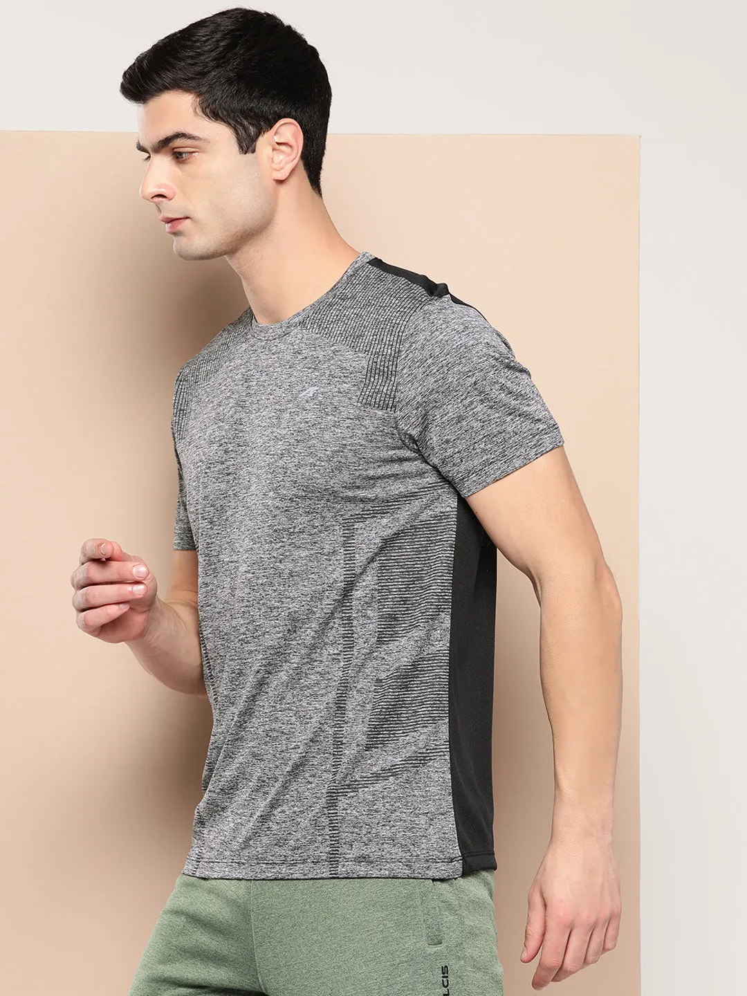 Alcis Men Colourblocked Slim Fit T-shirt LightweightKnit Romance Fit
