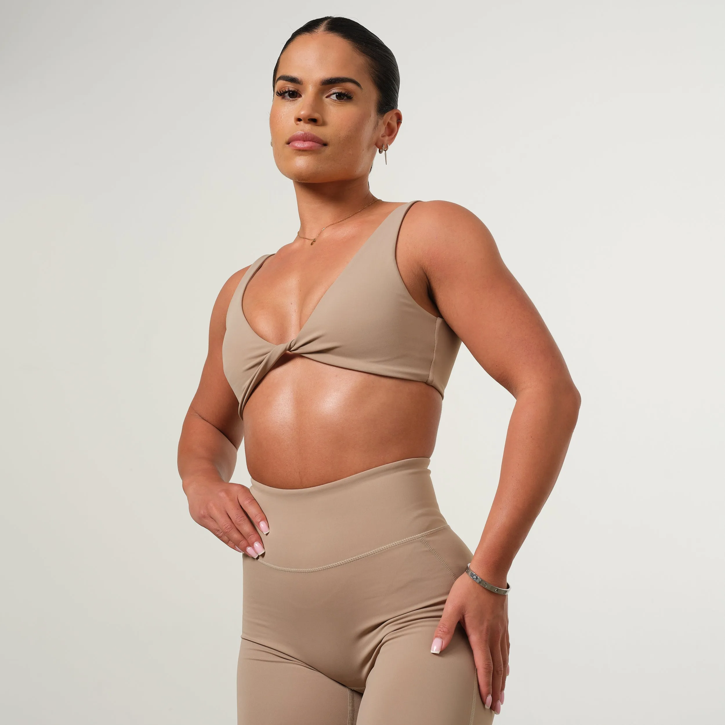 VANQUISH ENHANCE LATTE TWIST FRONT BRA Knee support Soft Material