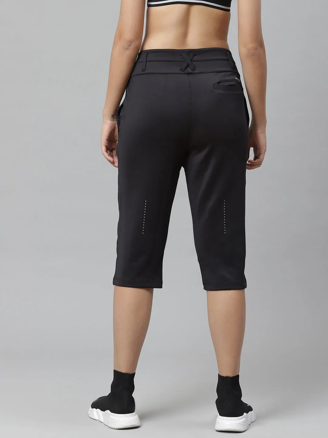Alcis Nari Black Solid Slim Fit Drytech  Sports Capris Travel Ready Flexible Wear City Walk