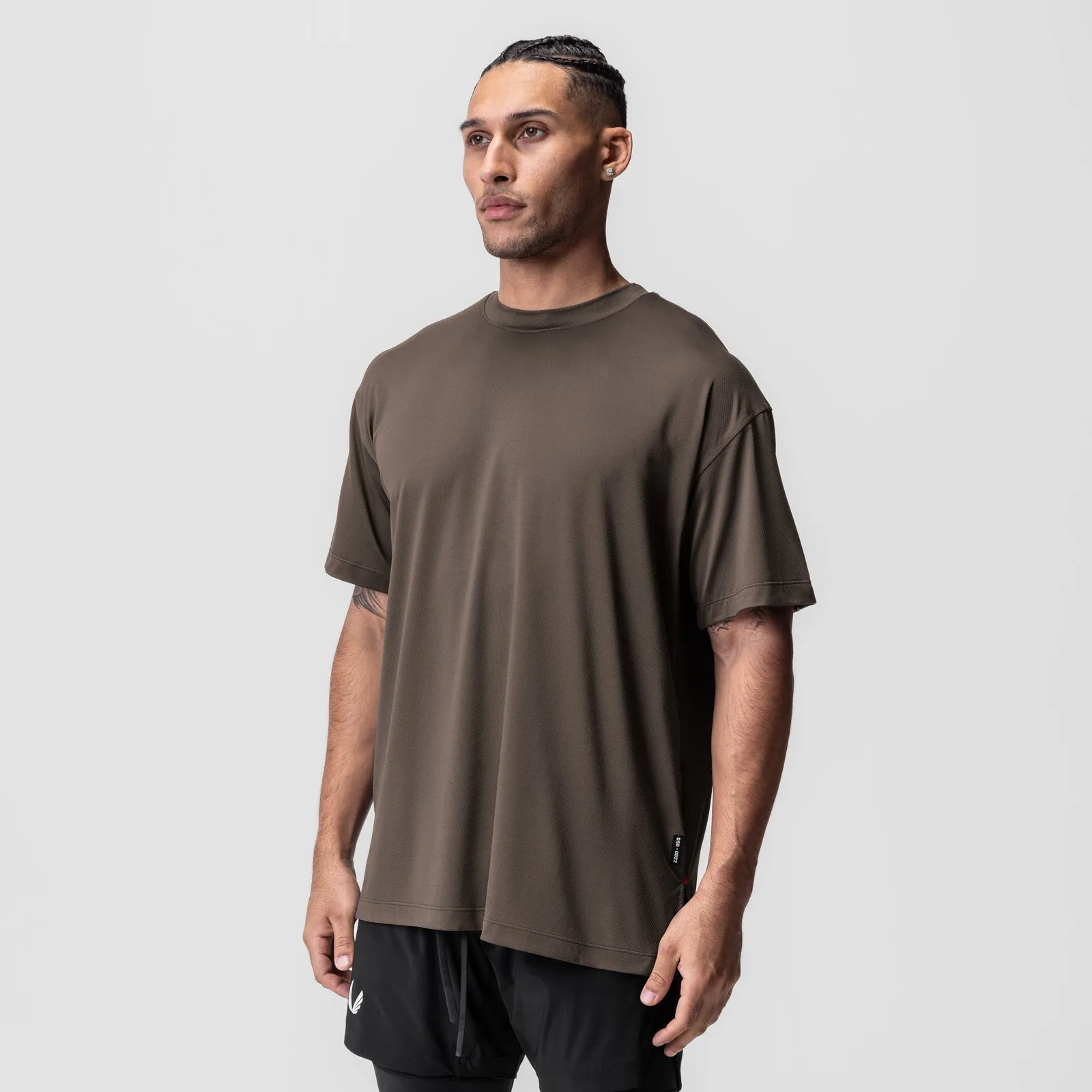 0822. AeroSilver? Oversized Tee - Deep Taupe Travel Trend Look Summer Wear