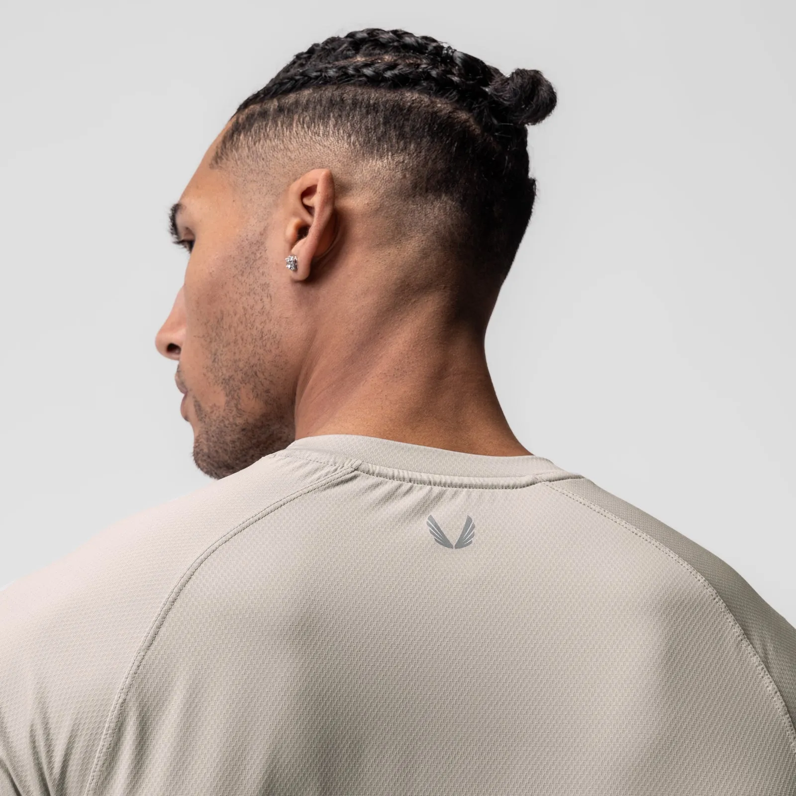 Breathable mesh panel 0660. AeroSilver? Established Tee - Chai
