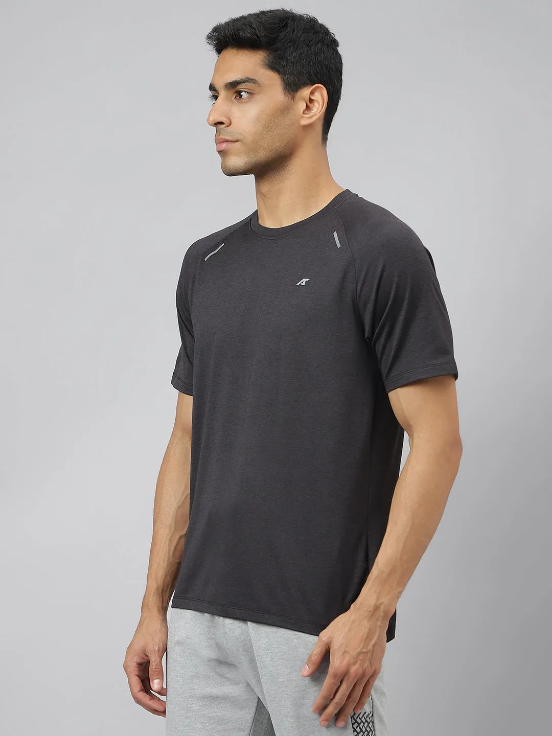 Alcis Men Black & Dark Grey Soft-Tech Anti-Static Slim-Fit Athleisure T-Shirt Beauty Glow
