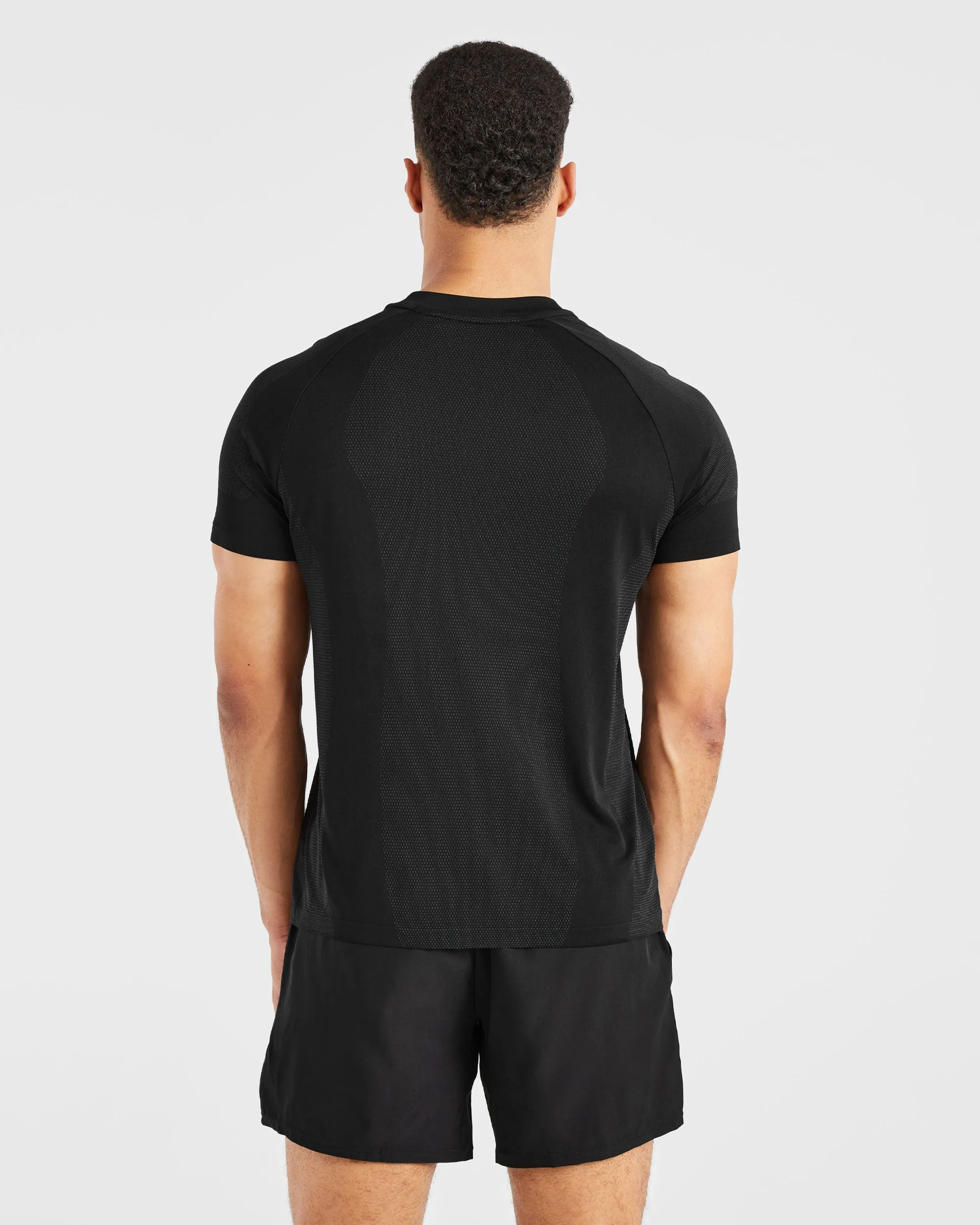 Attain Seamless T Shirt - Black Relaxed Comfort Fit Crew neck classic