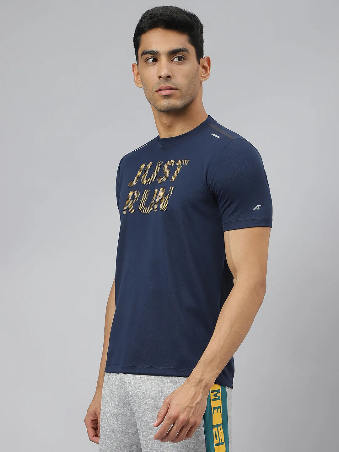 World Edge CompressiveFitFabric Alcis Men Next Mile Navy Printed Anti-Static Slim-Fit Round Neck Running T-Shirt