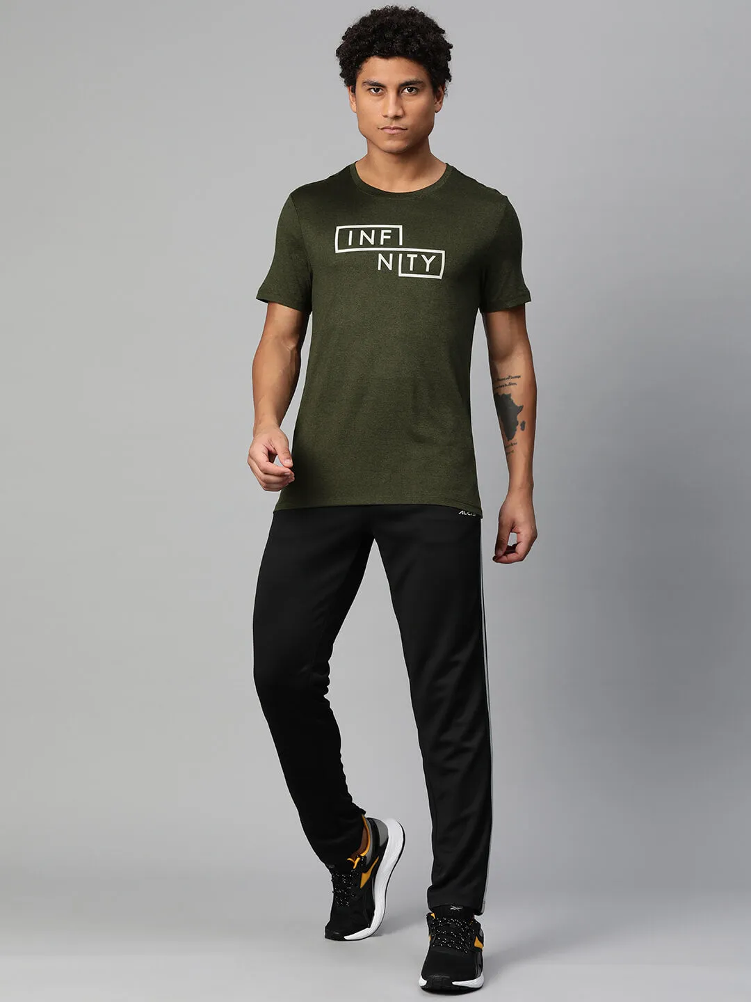 Alcis Men Typography Printed Anti Static Slim Fit T-shirt Elastic cuffs