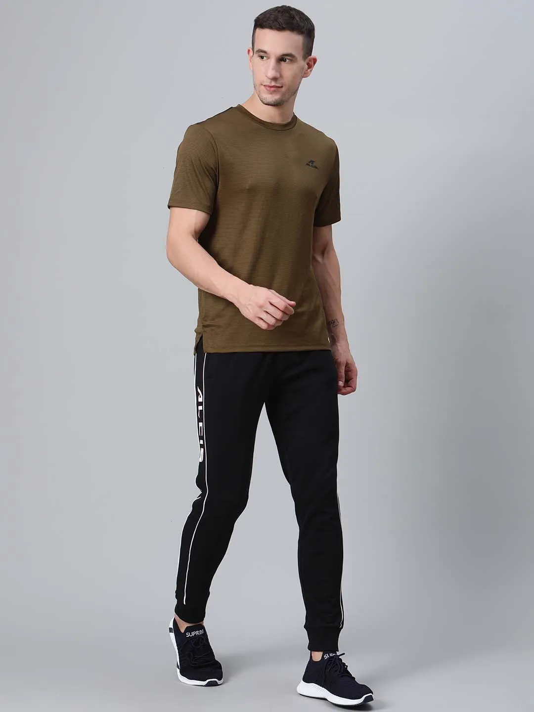 HeavyDuty Zipper Urban Chic Alcis Men Olive Green Self Checked Round Neck Training T-shirt